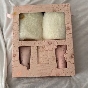 Orange Blossom & Vanilla Women’s Bath Set - Pink. With slippers.